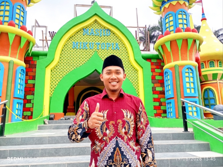 Operasional Manajer, Panji ketika didepan Masjid Mikutopia.