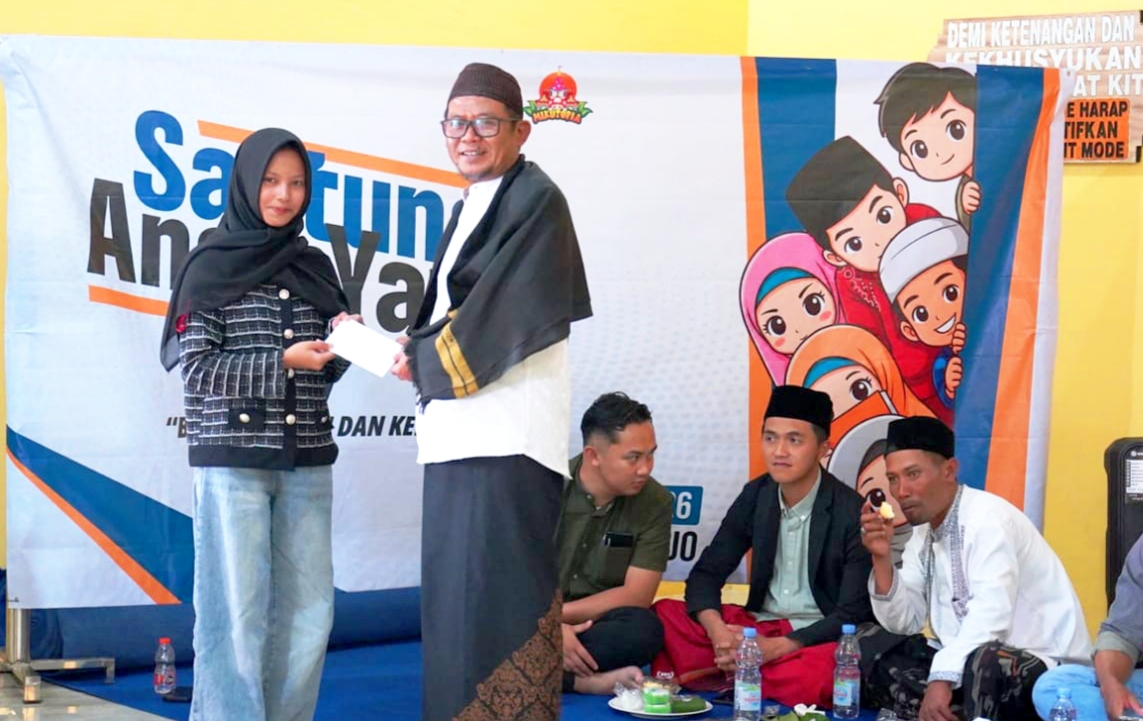 Tokoh pemuka agama ketika memberikan santunanya.