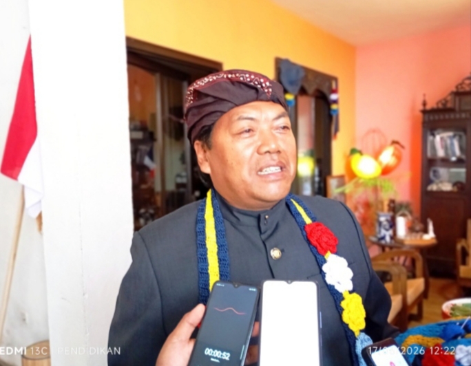 Anggota DPRD Komisi B Kota Batu, Sujono Djonet ketika di kediamanya.