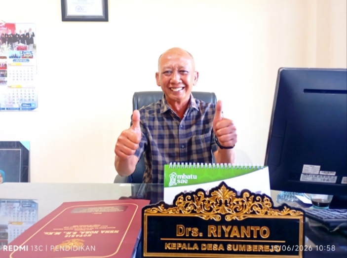 Kepala Desa Sumberjo, Drs. Riyanto ketika di tempat kerjanya.