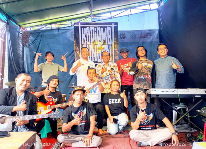Tampak bersama sama dalam kekeluargaan yang harmoni.