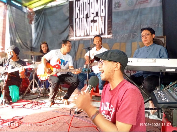 Tampak Kolaborasi para pejabat Kota Batu bersama Kelompok Disabilitas ketika bermain musik di Kopi Emboungan.