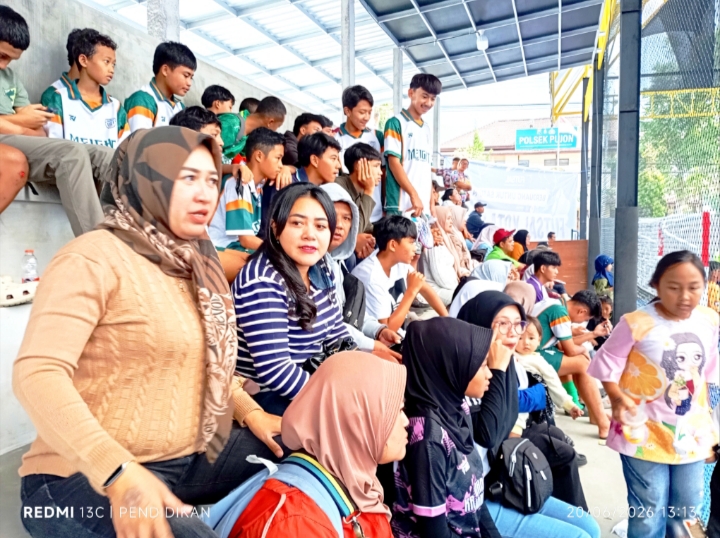 Tampak antusias suporter dari orang tua Wali murid dan guru memenuhi podium ISC.