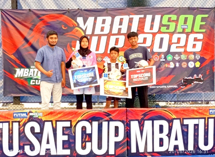 Owner ISC ketika bersama salah satu juara Futsal Mbatu Sae Cup.