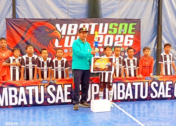 Kepala Desa Pandesari ketika bersama salah satu juara Futsal Mbatu Sae Cup.