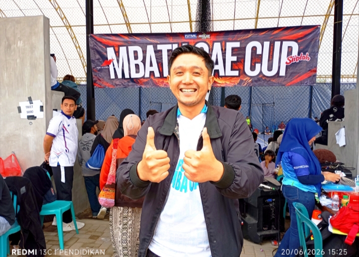 Ketua Umum AFK ketika di depan lapangan Futsal ISC.