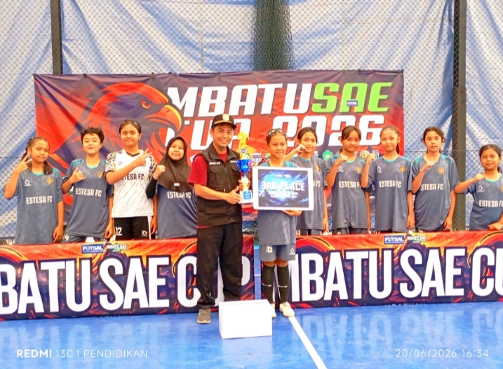 Perwakilan dari Kecamatan Pujon ketika memberikan Piagam dan Piala kepada salah satu juara Futsal Putri.