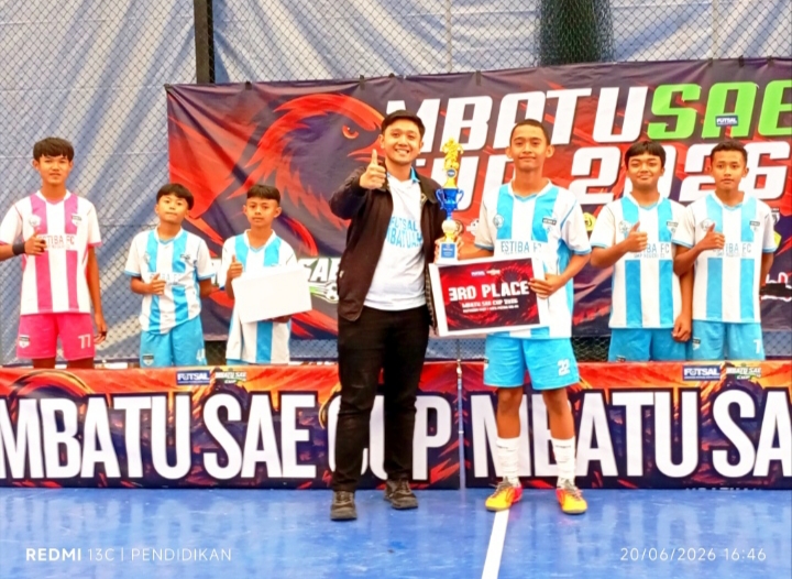 Ketua Umum AFK ketika bersama salah satu juara Futsal Mbatu Sae Cup.