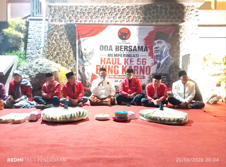 Tampak Kiai Musrifin memberikan pencerahan serta doa doa bagi para leluhur dan sang Proklamator.