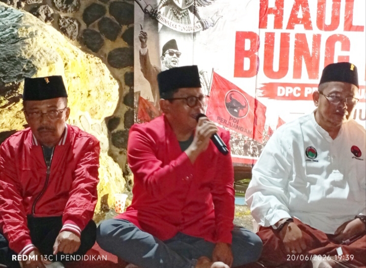 Ketua DPC PDI Perjuangan Kota Batu ketika menjelaskan Bungkarno dan Wisma Bima Sakti di Hotel Selecta.