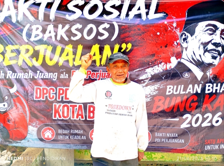 Pemilik Rumah yang direnovasi ketika melihat rumahnya di perbaiki. 
