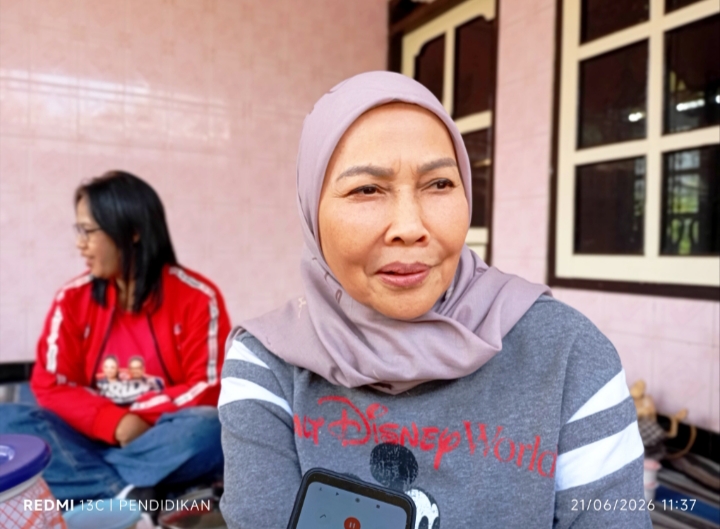 DPD PDI Perjuangan Jawa Timur, Dewanti Rumpoko ketika berada di lokasi bedah rumah. 