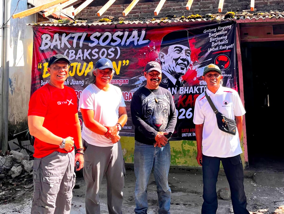Kepala Desa Tulungrejo ketika bersama Pengurus DPC PDI Perjuangan Kota Batu. 