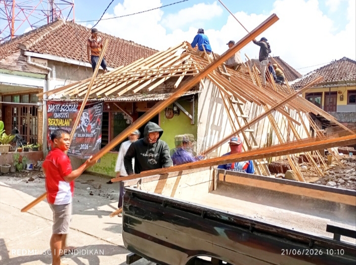 Tampak saling gotong royong dan semangatnya para simpatisan dan masyarakat dalam bedah rumah. 