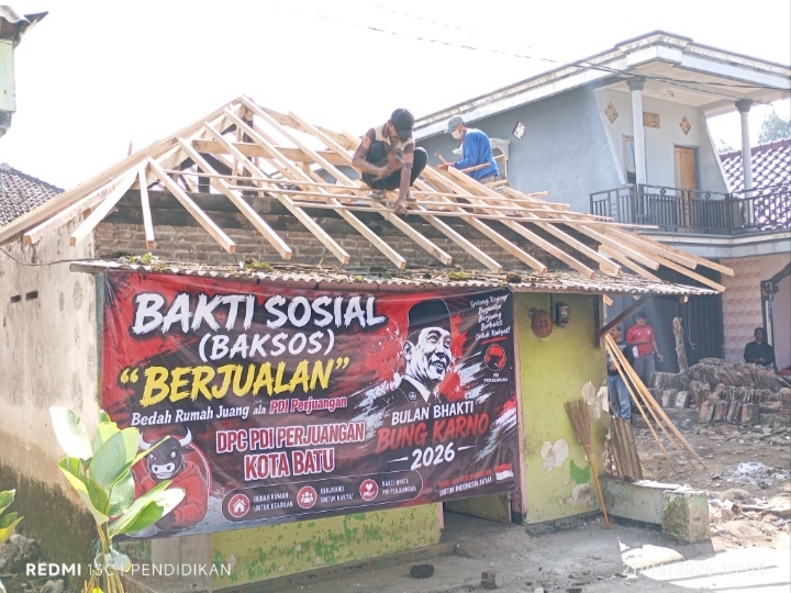 Tampak dari depan terlihat pemasangan kayu yang baru oleh petugasnya. 
