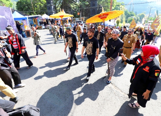 Kehadiran Wali Kota Batu bersama Wakil Wali Kota Batu disambut dengan antusias warga masyarakat dalam Seni Bantengan