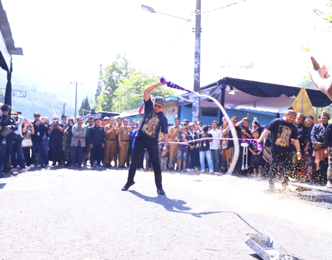 Wali Kota Batu menghantarkan Cemeti sebagai tanda di mulainya kirab kesenian bantengan.