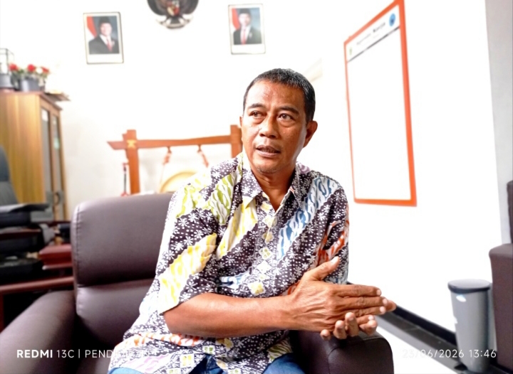 Kepala Desa Junrejo ketika di tempat kerjanya memberikan keteranganya ke Pendidikannasional.id