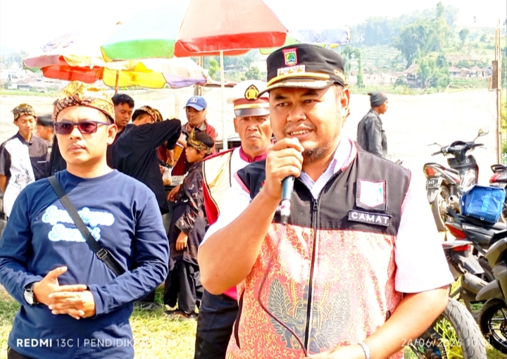 Camat Pujon ketika memberikan sambutanya dan sekaligus membuka Pawai Budaya Selamatan Desa Tawangsari ke-200 tahun. 