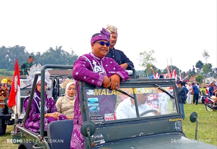 Tampak salah satu perangkat desa tampil dibarisan mobil. 