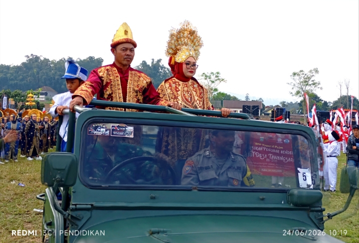 Tampak Kepala Desa Tawangsari Bersama Ketua TP PKK Desa Tawangsari di barisan terdepan dengan menaiki mobil. 