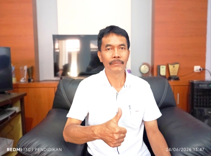 Kepala Desa Pendem ketika di ruang kerjanya. 