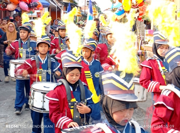Tampak penampilan Drumband SDN Pendem turut serta dalam bersih Dusun Pendem. 