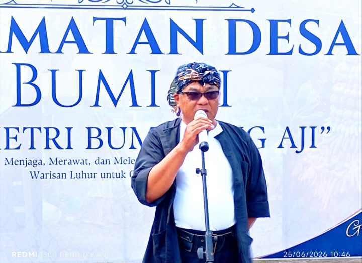 Kepala Desa Bumiaji ketika memberikan sambutan sambutanya. 