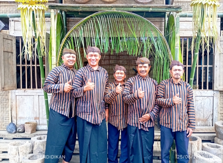 Ketua RW 08 ketika bersama sama warganya didepan tempat pembuatan Jenang Suro. 