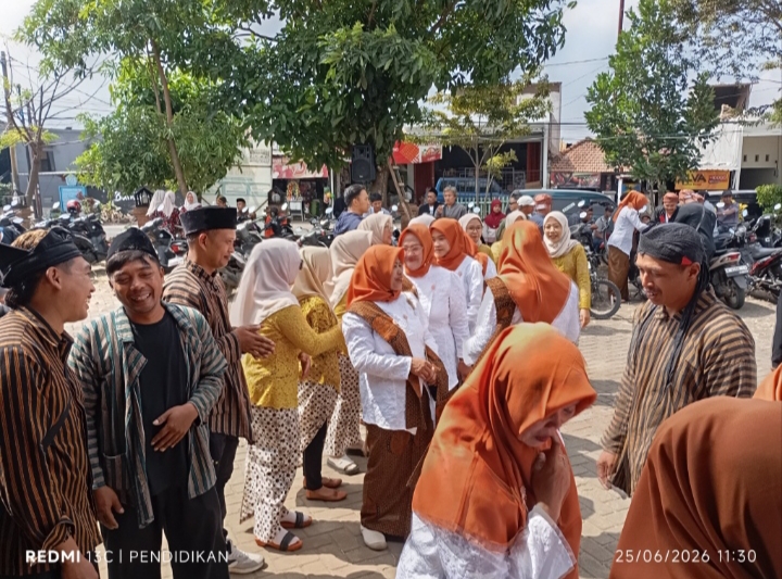 Tampak juga turut serta Ketua TP PKK Desa Bumiaji beserta jajaranya dengan antusias mengikuti rangkaian kegiatan Jenang Suro. 