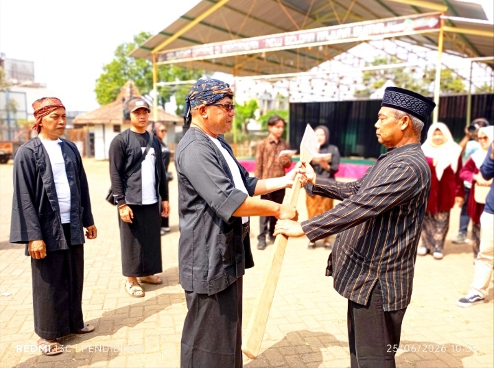 Prosesi penyerahan alat untuk mengaduk Jenang yang diterima oleh Kepala Desa sebagai pertanda awal di mulainya Festival Jenang Suro. 