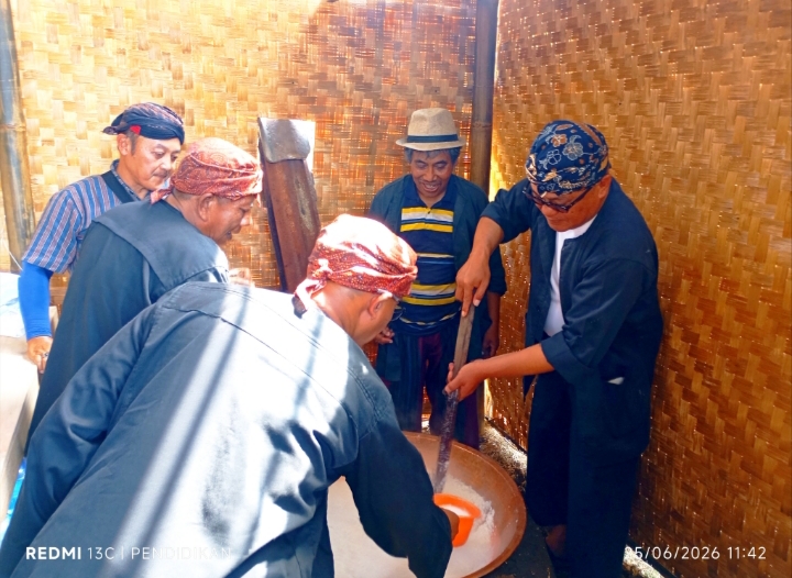 Tampak Warga Masyarakat dengan semangat mengaduk Jenang Suro bersama Kepala Desa Bumiaji. 
