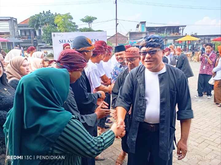 Kepala Desa Bumiaji beserta jajaran perangkat desa diterima dengan antusias oleh masyarakat ketika berkunjung di setiap tempat Jenang Suro dilaksanakanya. 