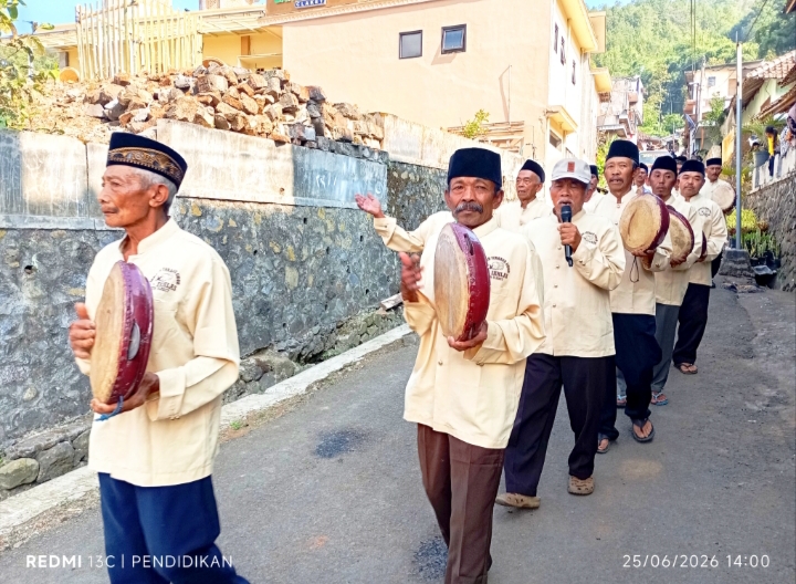 Tampak para pelestari terbang ishari dengan penuh antusias dan semangatnya. 