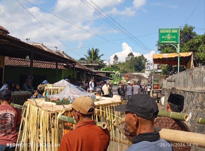 Tampak beberapa Tumpeng di tandu di bawa keliling dusun