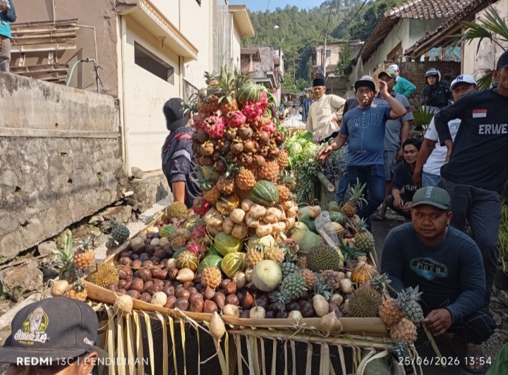 Hasil Bumi yang disusun bentuk tumpeng dan di bawa keliling dusun