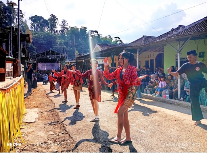 Tampak kesenian pencak yang berkolaborasi dengan tarian juga ikut memeriahkan bersih Dusun. 