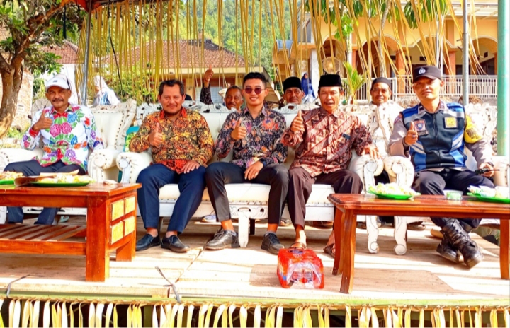 Tampak dari depan sebelah kiri Tokoh Masyarakat, Kepala Desa Gunungsari, Kepala Dusun Claket, pemuka Agama dan Bhabinkamtibmas. 