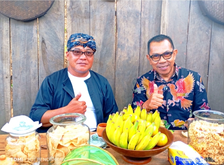 Tampak Kepala Desa Bumiaji ketika bersama Wali Kota Batu 