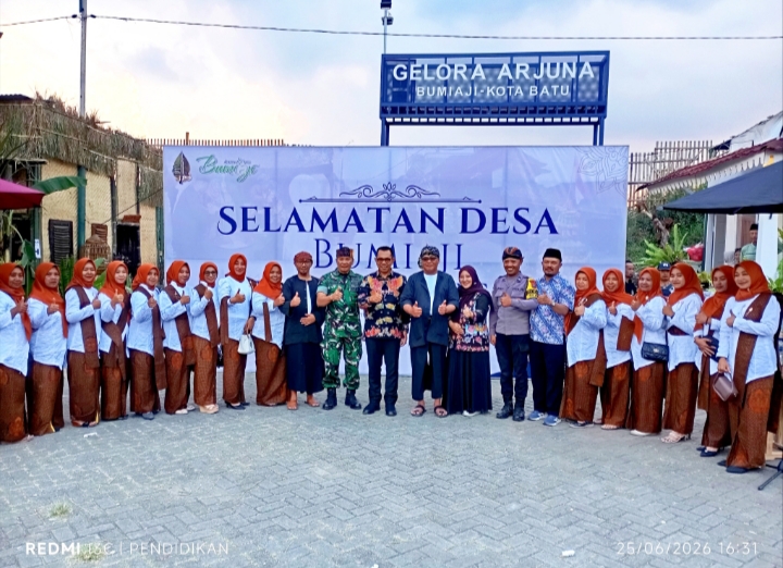 Wali Kota Batu ketika bersama sama Kepala Desa, Babinsa, Bhabinkamtibmas, dan PKK Desa Bumiaji. 
