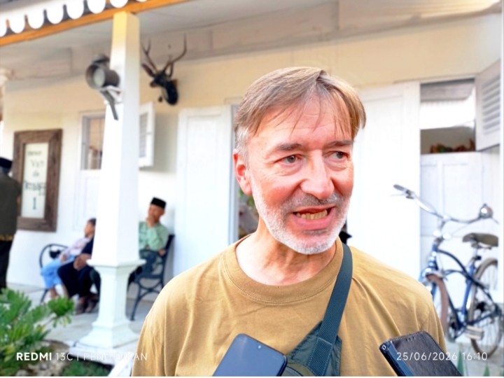 Rolf wisatawan dari Jerman ketika hadir melihat Festival Jenang Suro Desa Bumiaji. 