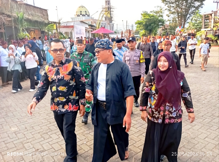 Wali Kota Batu berkunjung kesetiap tempat Jenang Suro didampingi Kepala Desa Bumiaji. 