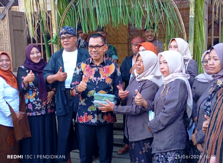 Wali kota Batu ketika menerima apresiasi dari RW 08.