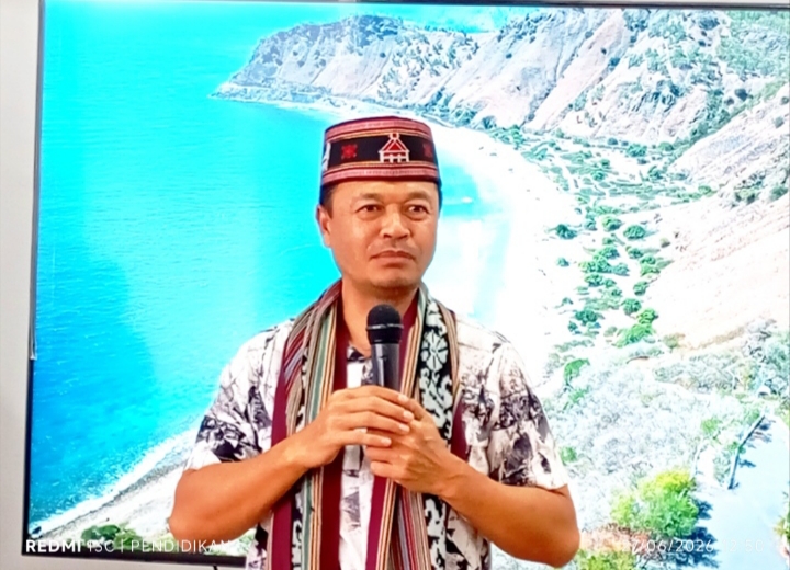 Sekretaris Forum Keluarga Eks Timor Timur yang juga sebagai Camat Bumiaji, Thomas Maydo, S. Sos., ketika memberikan sambutan sambutanya. 