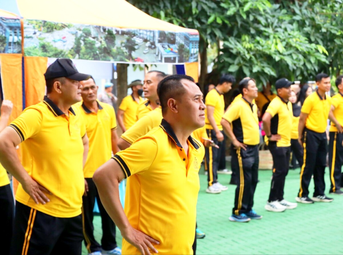 Tampak Wakapolres Batu beserta anggota yang lainya antusias mengikuti olah raga senam bersama sama. 
