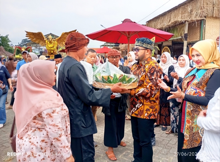 Penyerahan tumpeng kepada Wakil Wali Kota Batu sebagai tanda wujud syukur dan kebahagiaan. 