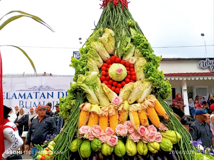 Tampak Tumpeng sayur mayur dan Ribuan warga masyarakat antusias memperoleh tumpeng hasil bumi. 