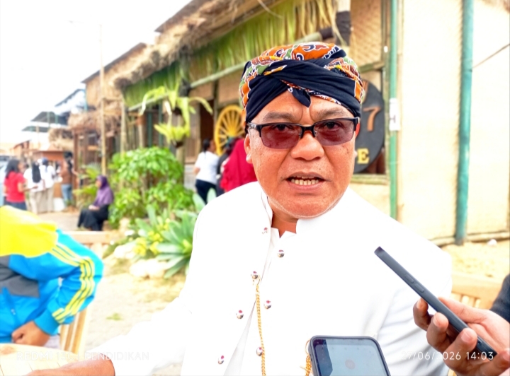 Kepala Desa Bumiaji, ketika memberikan keteranganya ke awak media. 