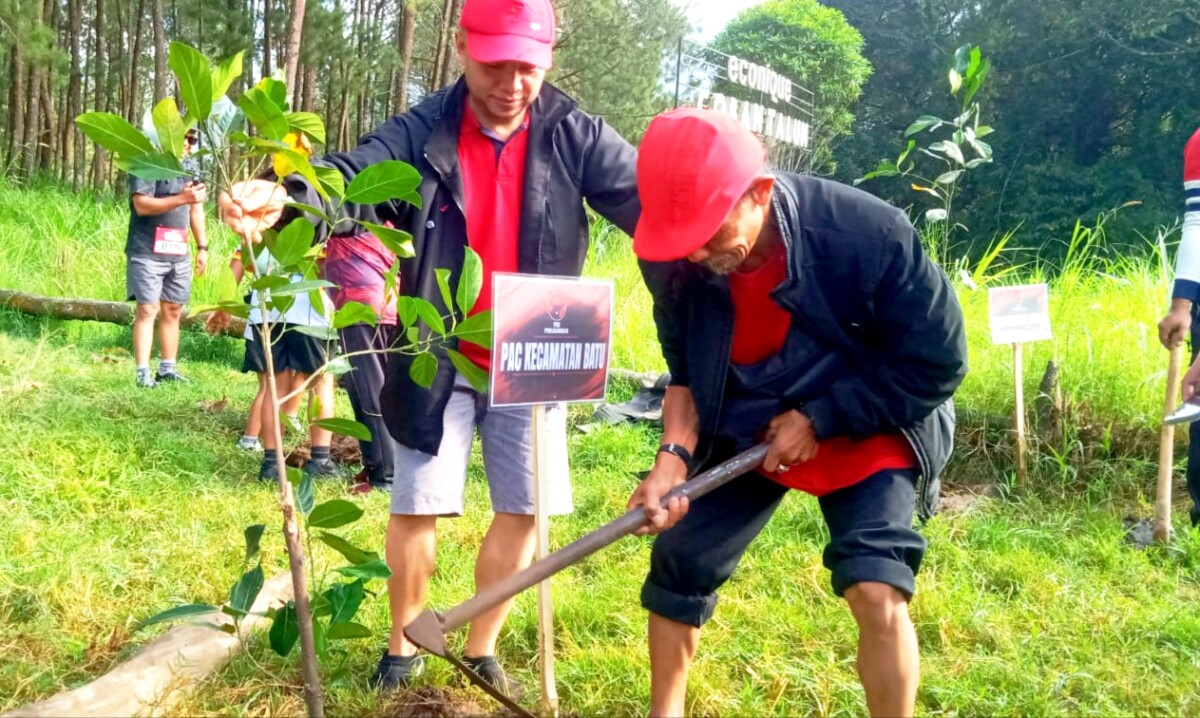 PAC PDI Perjuangan Kota Batu juga turut serta dalam ikut menanam pohon. 