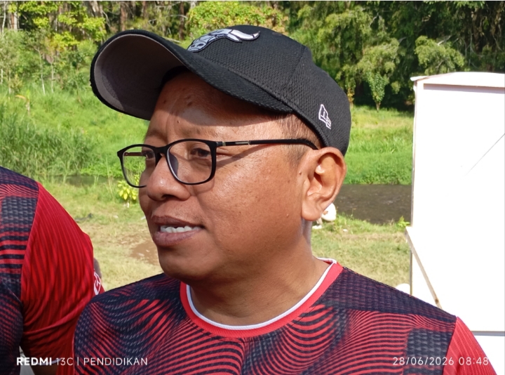 Ketua DPC PDI Perjuangan Kota Batu ketika memberikan keteranganya ke awak media. 
